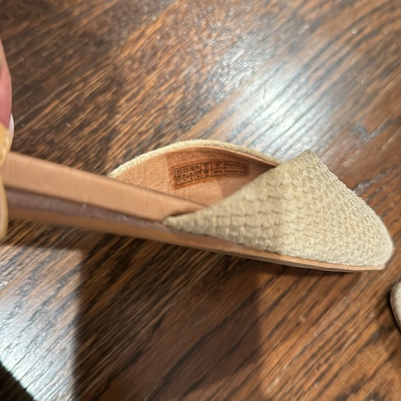 UGG flats with wraparound ankle strap size 8 - Picture 6 of 6